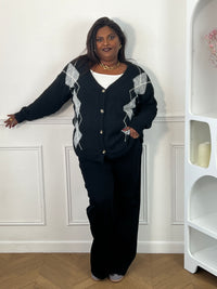  Gilet noir grande taille à losanges gris et lignes blanches, porté boutonné sur un top blanc avec un pantalon noir – Isadora | Loïcia
