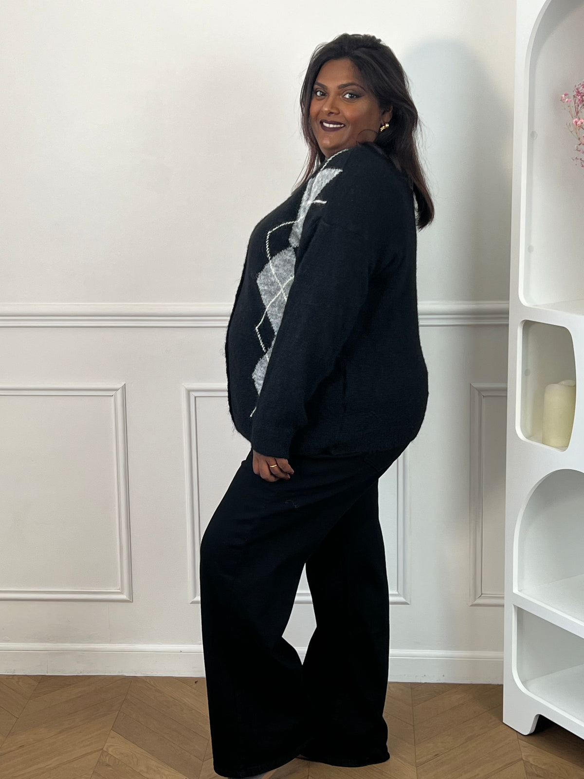 Gilet noir grande taille vu de trois quarts dos, montrant sa coupe ample et sa longueur sur les hanches – Isadora | Loïcia