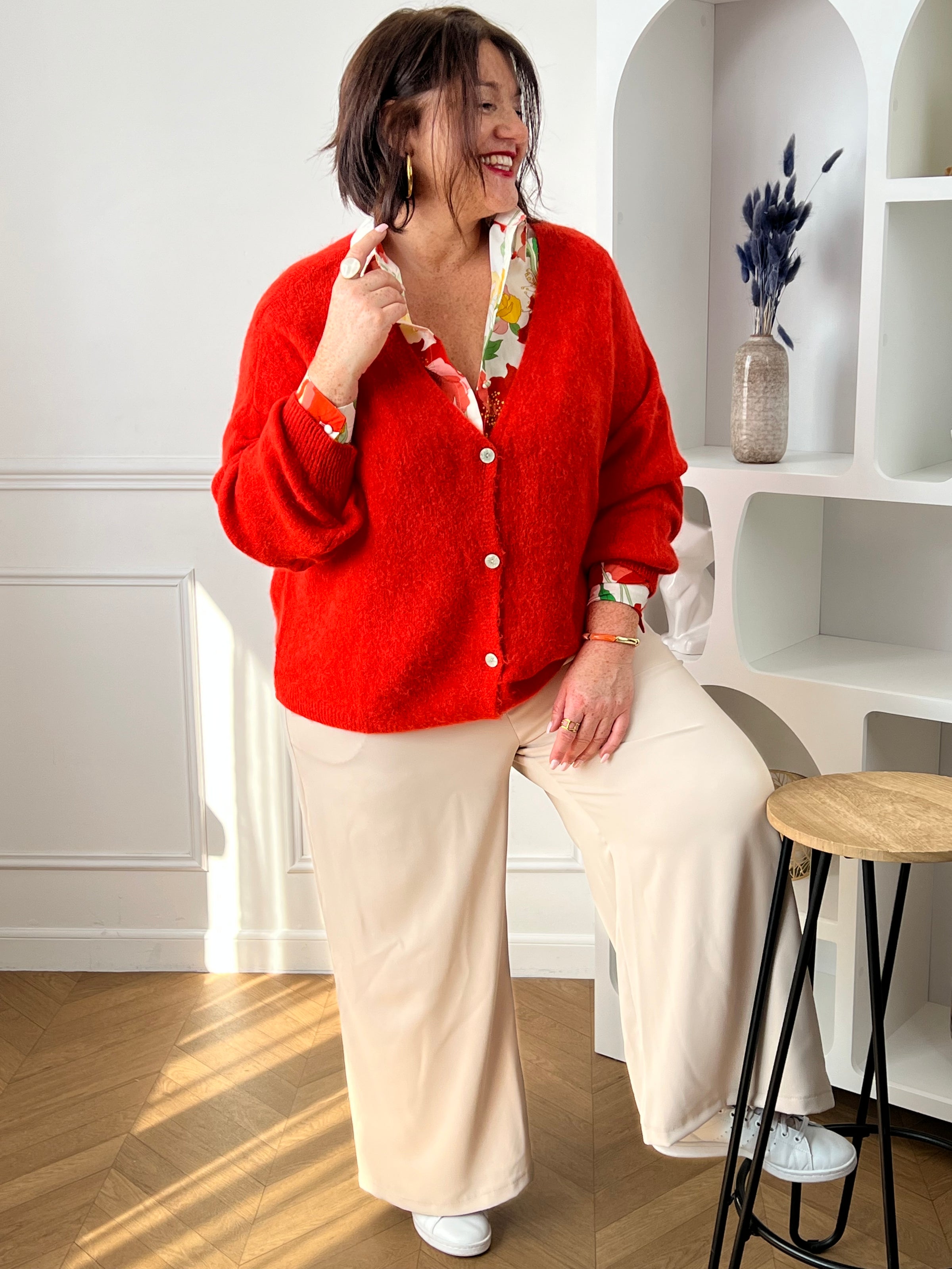 Adoptez un style élégant et tendance avec notre gilet orange Made in Italie curve : Caroline. Avec sa couleur vibrante et sa coupe féminine, ce gilet apportera une touche de couleur à toutes vos tenues. Fabriqué en Italie, il allie qualité et style, pour un look unique et raffiné. Parfait pour toutes les femmes qui veulent se démarquer avec style.