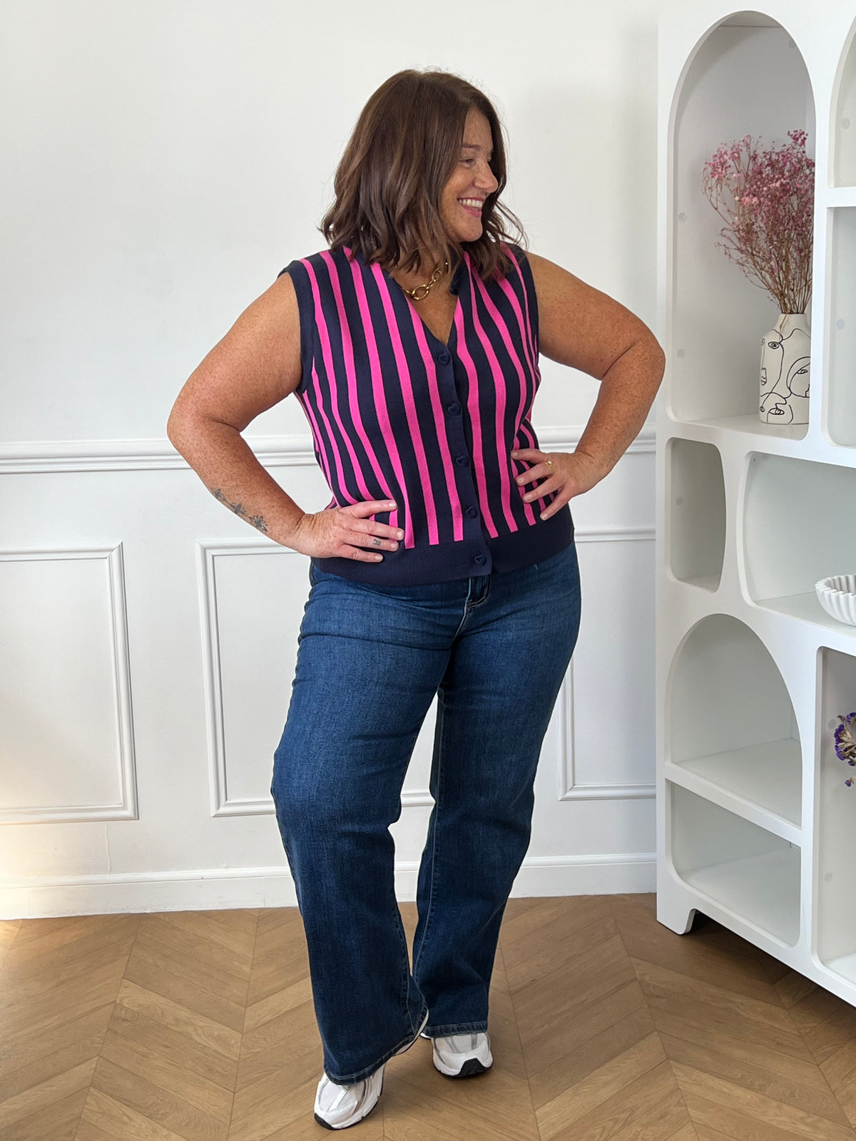 Femme grande taille portant le gilet rayures bleu et rose Ambre – Sans manches, col rond, taille unique 44/48 | Loïcia