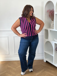 Femme grande taille portant le gilet rayures bleu et rose Ambre – Sans manches, col rond, taille unique 44/48 | Loïcia