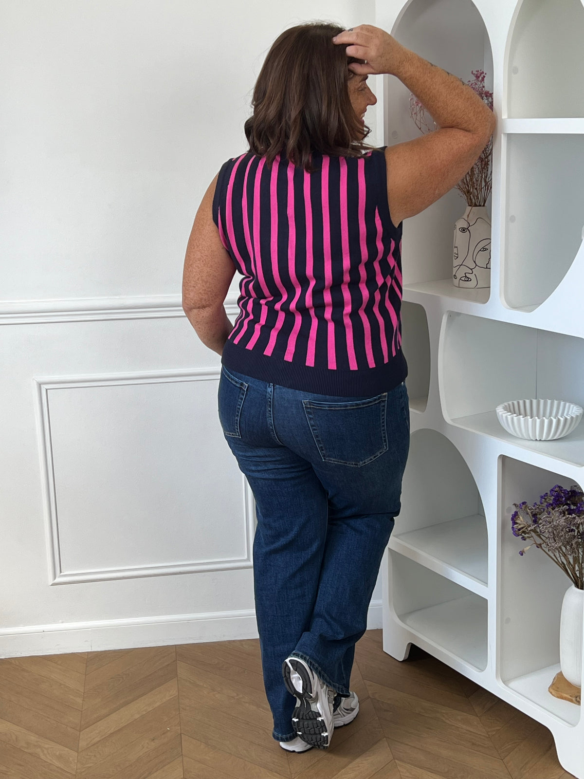 Détail col rond et boutons cœur du gilet bleu marine et rose grande taille Ambre – Made in PRC | Loïcia