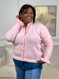 Une pièce essentielle pour sublimer votre garde-robe. Confectionné en rose délicat, ce gilet grande taille séduira par ses détails féminins : volants gracieux aux poignets et au col, manches longues et col rond douillet. Fermé par des boutons alignés sur toute la longueur, il offre une silhouette flatteuse et élégante.&nbsp;