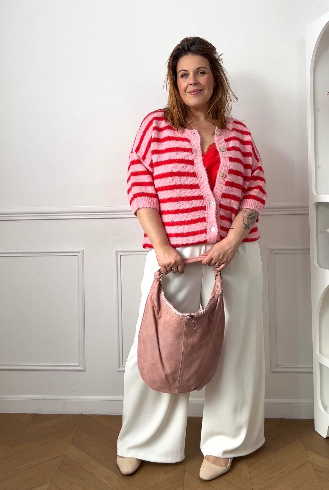 Gilet en laine grande taille femme, idéal pour apporter douceur et style à vos tenues. Avec ses manches courtes et son col rond, il offre une coupe confortable et facile à porter. Ses rayures horizontales roses et rouges ajoutent une touche colorée et tendance. Parfait pour la mi-saison, ce gilet est un incontournable pour un look chaleureux et moderne.