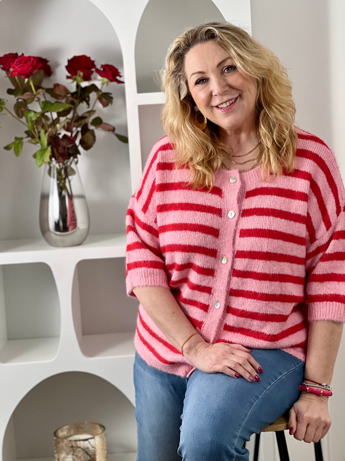 Gilet en laine grande taille femme, idéal pour apporter douceur et style à vos tenues. Avec ses manches courtes et son col rond, il offre une coupe confortable et facile à porter. Ses rayures horizontales roses et rouges ajoutent une touche colorée et tendance. Parfait pour la mi-saison, ce gilet est un incontournable pour un look chaleureux et moderne.