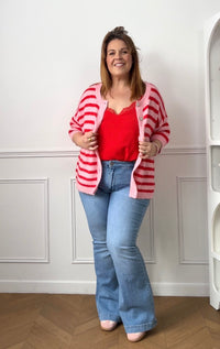 Gilet en laine grande taille femme, idéal pour apporter douceur et style à vos tenues. Avec ses manches courtes et son col rond, il offre une coupe confortable et facile à porter. Ses rayures horizontales roses et rouges ajoutent une touche colorée et tendance. Parfait pour la mi-saison, ce gilet est un incontournable pour un look chaleureux et moderne.