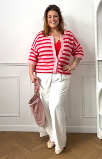 Gilet en laine grande taille femme, idéal pour apporter douceur et style à vos tenues. Avec ses manches courtes et son col rond, il offre une coupe confortable et facile à porter. Ses rayures horizontales roses et rouges ajoutent une touche colorée et tendance. Parfait pour la mi-saison, ce gilet est un incontournable pour un look chaleureux et moderne.