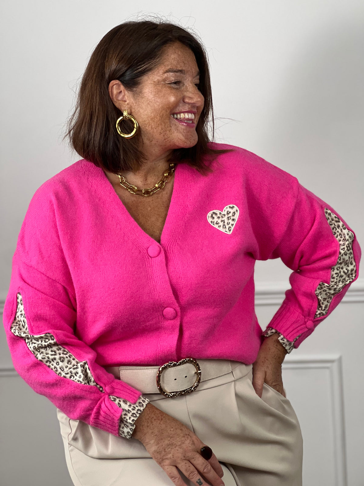 Cardigan fuchsia grande taille col V boutonné patch cœur léopard – bandes léopard manches curve – ceinture beige boucle dorée – Loïcia