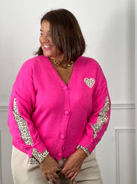 Détail col V et boutons cardigan fuchsia grande taille – bandes léopard manches patch cœur curve – collier chaîne dorée – Loïcia