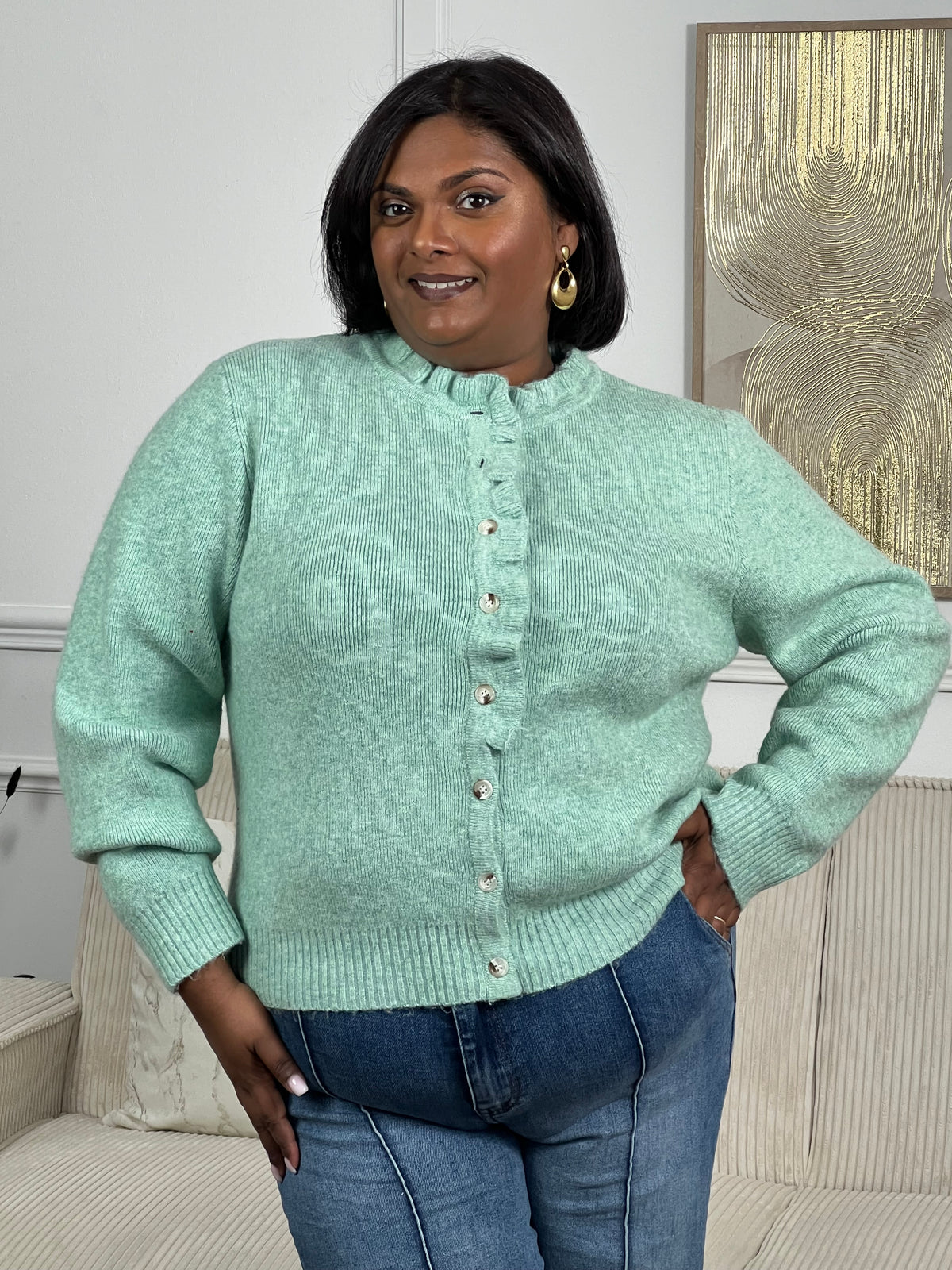 Le Gilet Alizee en vert d'eau allie élégance et confort. Manches longues, col rond et volants raffinés au col et sur la longueur créent une silhouette féminine et flatteuse. Boutons discrets sur toute la longueur. Une pièce polyvalente pour tous vos styles, pensée pour les grandes tailles.