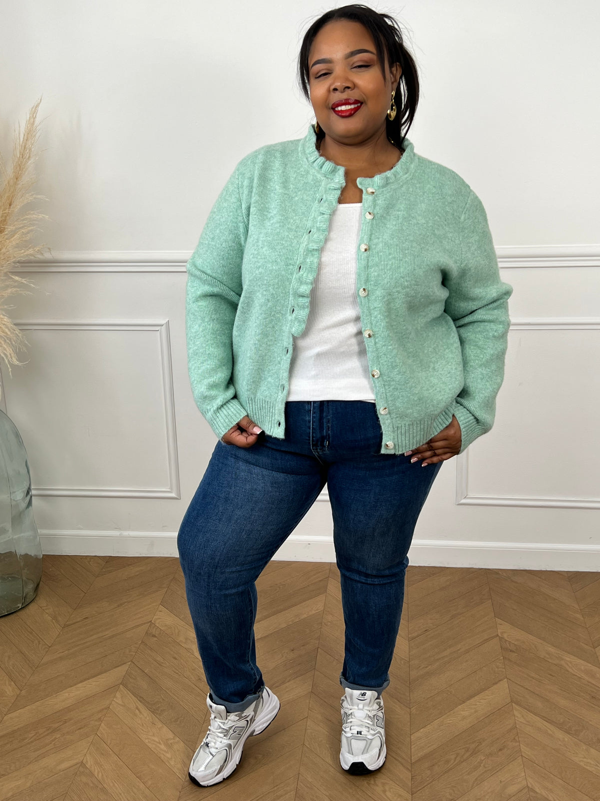 Le Gilet Alizee en vert d'eau allie élégance et confort. Manches longues, col rond et volants raffinés au col et sur la longueur créent une silhouette féminine et flatteuse. Boutons discrets sur toute la longueur. Une pièce polyvalente pour tous vos styles, pensée pour les grandes tailles.