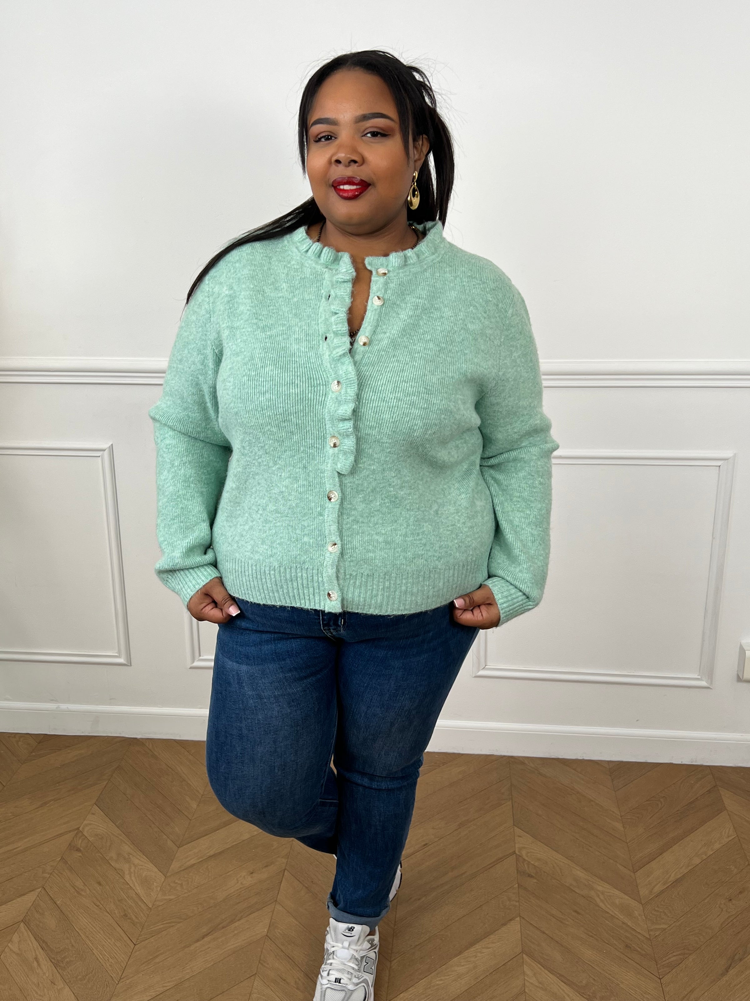 Le Gilet Alizee en vert d'eau allie élégance et confort. Manches longues, col rond et volants raffinés au col et sur la longueur créent une silhouette féminine et flatteuse. Boutons discrets sur toute la longueur. Une pièce polyvalente pour tous vos styles, pensée pour les grandes tailles.