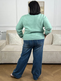 Le Gilet Alizee en vert d'eau allie élégance et confort. Manches longues, col rond et volants raffinés au col et sur la longueur créent une silhouette féminine et flatteuse. Boutons discrets sur toute la longueur. Une pièce polyvalente pour tous vos styles, pensée pour les grandes tailles.