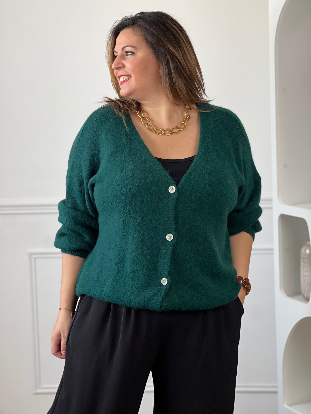 Cardigan vert sapin col V à boutons nacre grande taille - look avec pantalon large noir, top noir et collier chaîne maille dorée