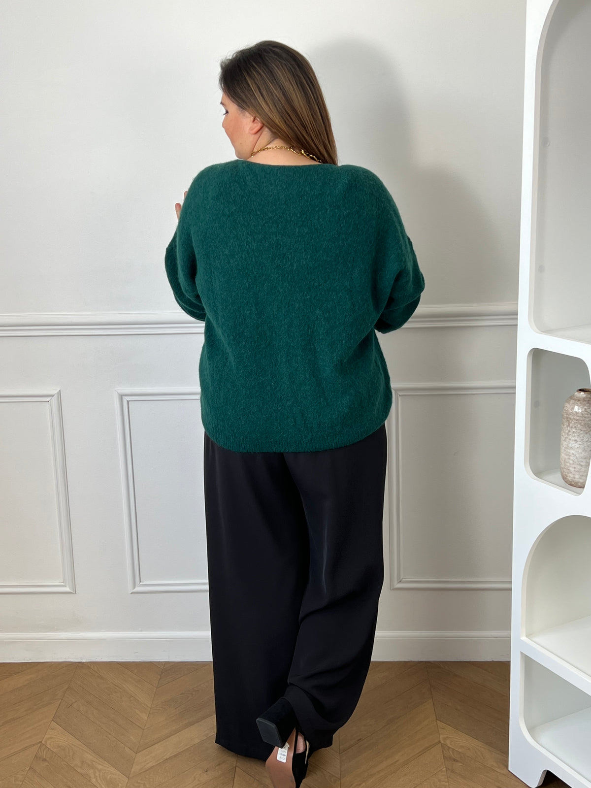 Cardigan vert sapin col V grande taille - vue de dos avec pantalon large noir fluide mettant en valeur la coupe oversize et le tombé du gilet