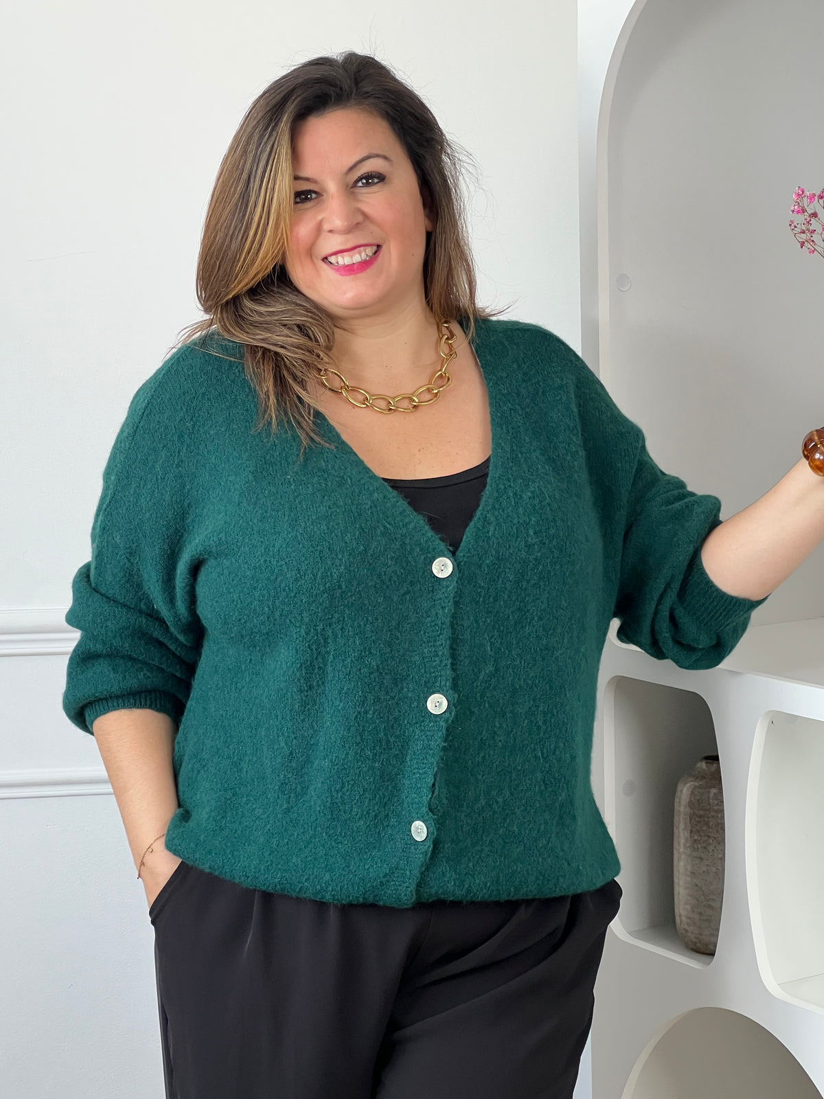 Cardigan vert sapin col V boutons nacre grande taille - zoom buste avec top noir, collier chaîne maille dorée et bracelet écaille - style cosy chic