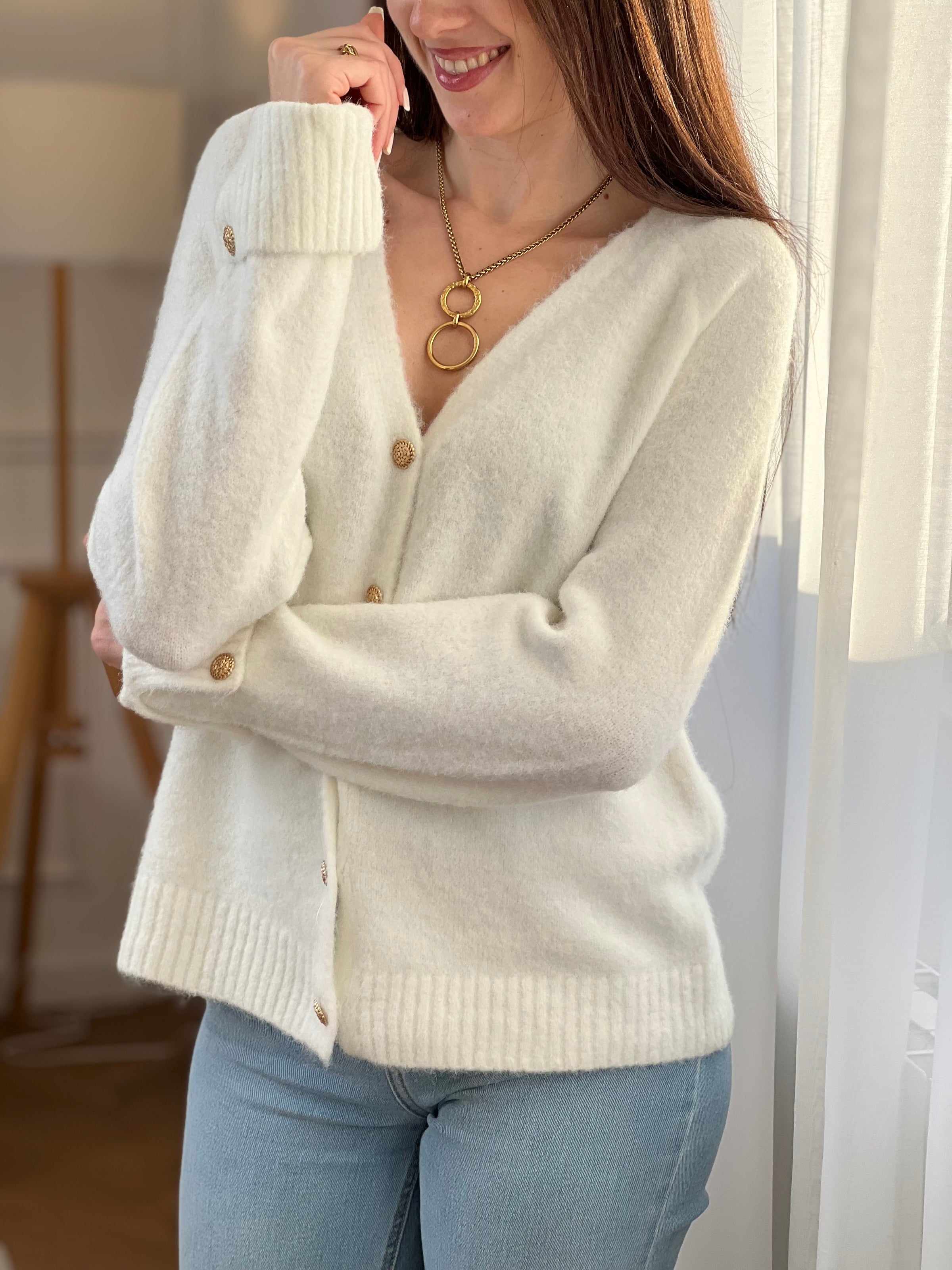 Découvrez notre gilet Daphnea, une pièce incontournable pour sublimer votre garde-robe. Confectionné en écru intemporel, ce gilet long femme allie élégance et confort avec ses manches longues et son col V flatteuse.&nbsp;