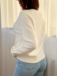 Découvrez notre gilet Daphnea, une pièce incontournable pour sublimer votre garde-robe. Confectionné en écru intemporel, ce gilet long femme allie élégance et confort avec ses manches longues et son col V flatteuse.&nbsp;