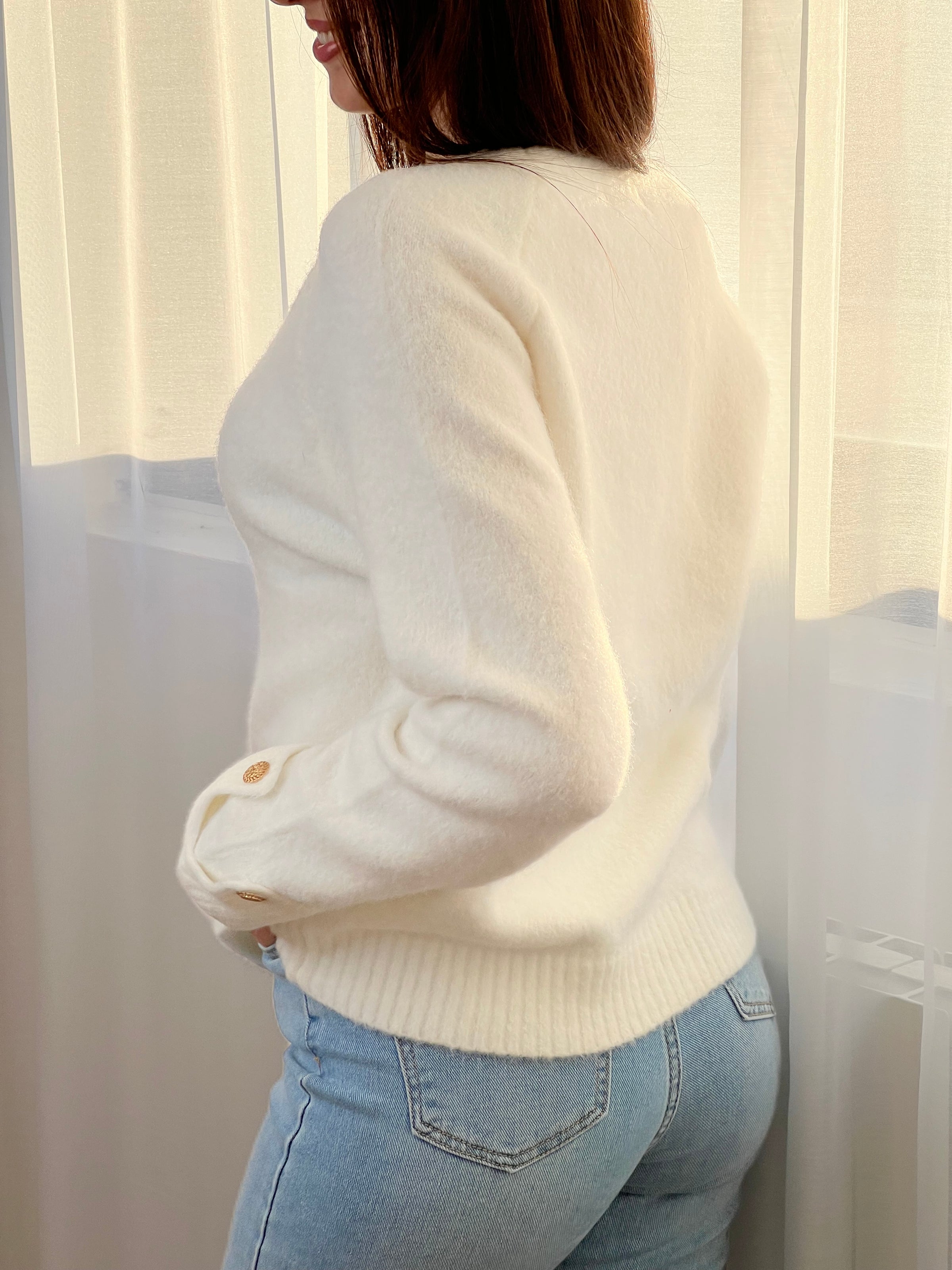 Découvrez notre gilet Daphnea, une pièce incontournable pour sublimer votre garde-robe. Confectionné en écru intemporel, ce gilet long femme allie élégance et confort avec ses manches longues et son col V flatteuse.&nbsp;