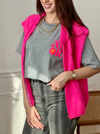 Adoptez ce gilet fuchsia femme sans manches, parfait pour dynamiser vos tenues. Doté d’un col rond et d’une fermeture éclair zip, il allie confort et modernité. Sa couleur rose fuchsia apporte une touche vive et tendance à votre look.