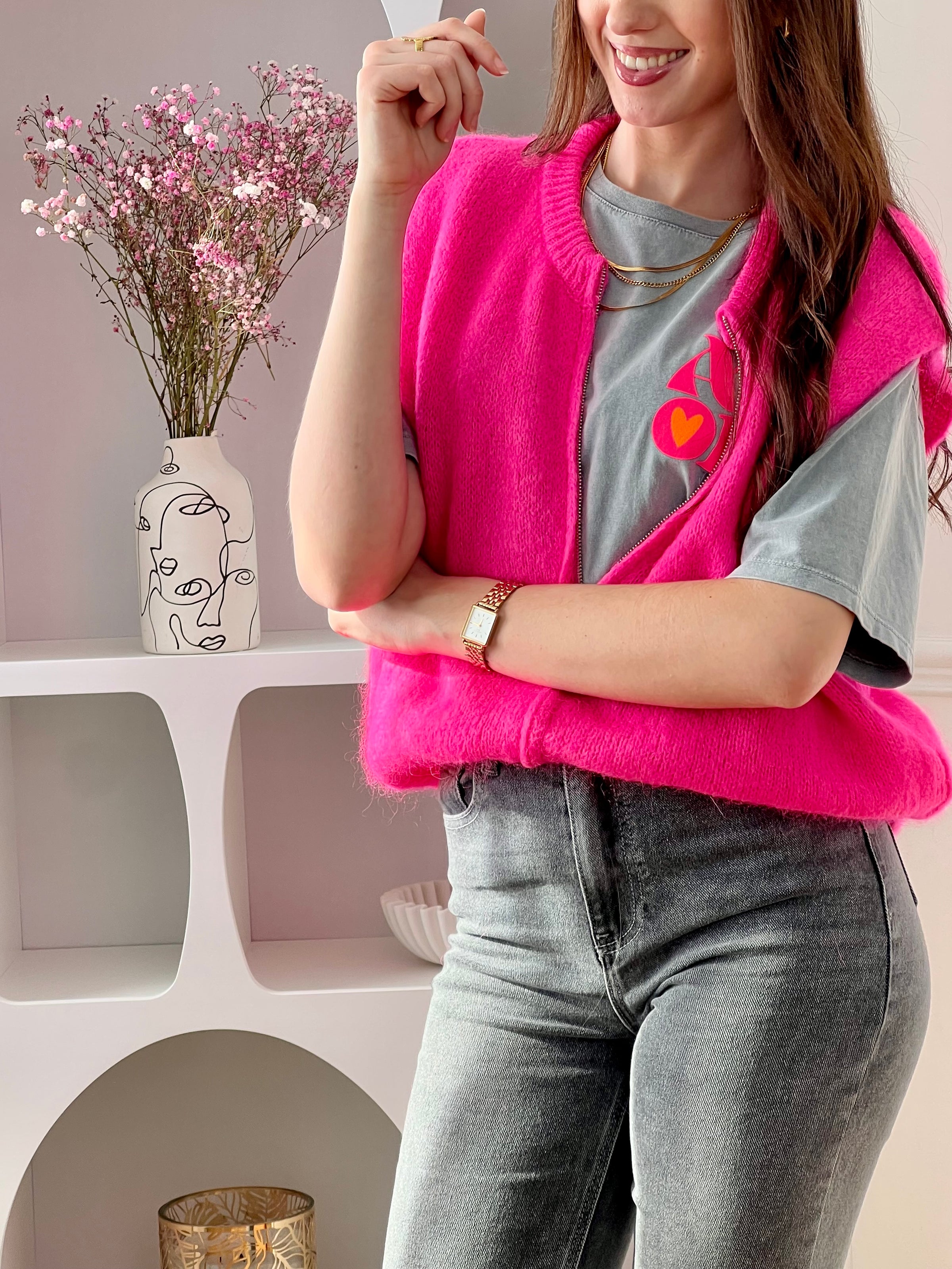 Adoptez ce gilet fuchsia femme sans manches, parfait pour dynamiser vos tenues. Doté d’un col rond et d’une fermeture éclair zip, il allie confort et modernité. Sa couleur rose fuchsia apporte une touche vive et tendance à votre look.