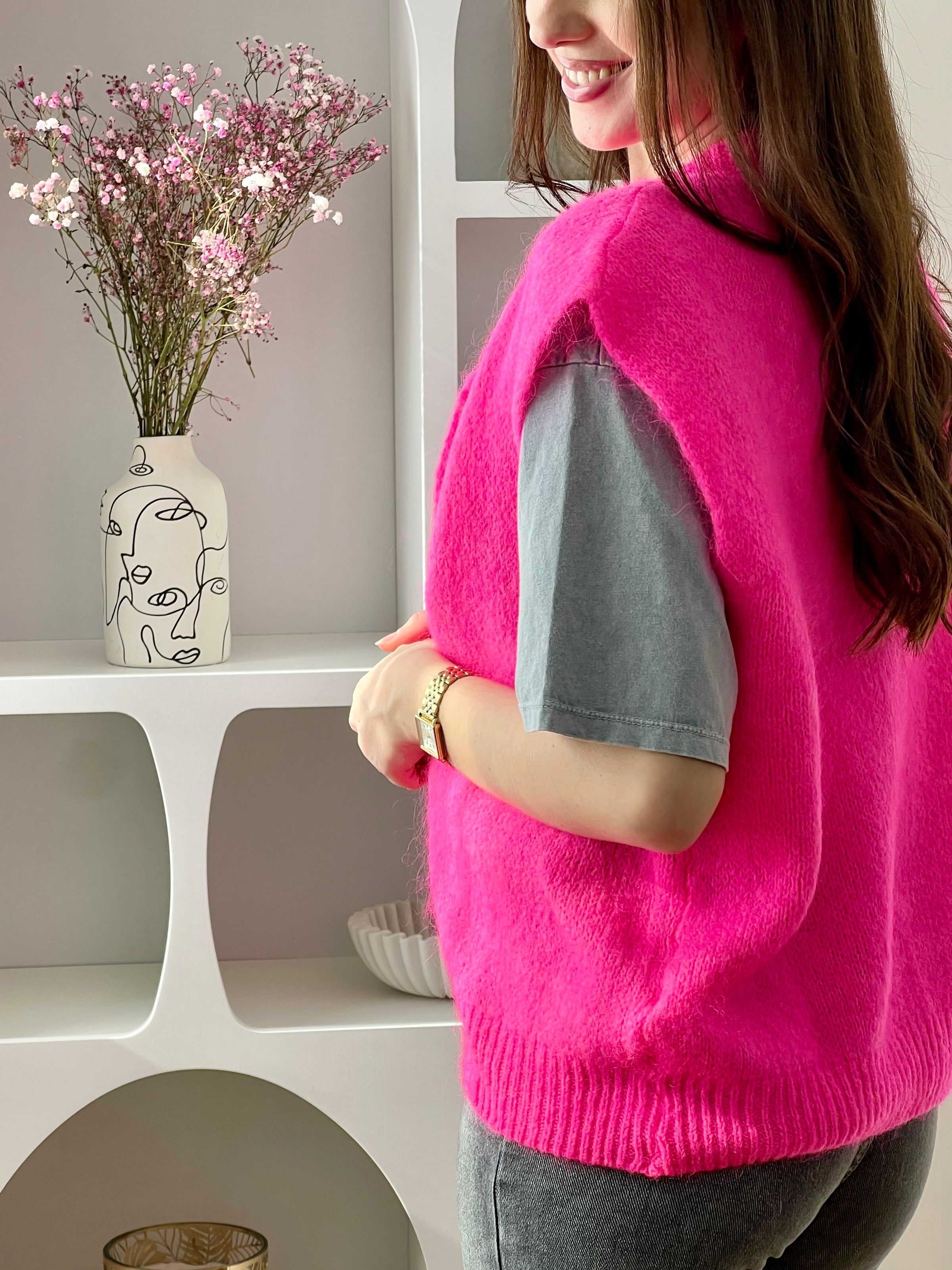 Adoptez ce gilet fuchsia femme sans manches, parfait pour dynamiser vos tenues. Doté d’un col rond et d’une fermeture éclair zip, il allie confort et modernité. Sa couleur rose fuchsia apporte une touche vive et tendance à votre look.