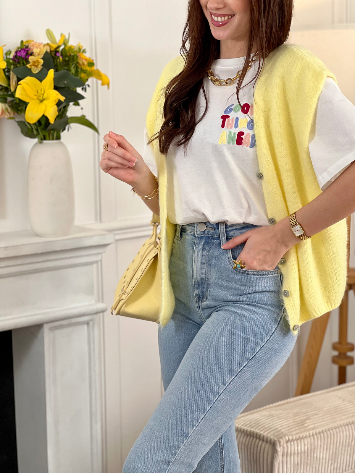 Adoptez ce gilet jaune femme sans manches, idéal pour apporter une touche lumineuse à votre tenue. Doté d’un col V et de boutons sur toute la longueur, il allie simplicité et élégance. Sa couleur jaune illumine facilement vos looks du quotidien.