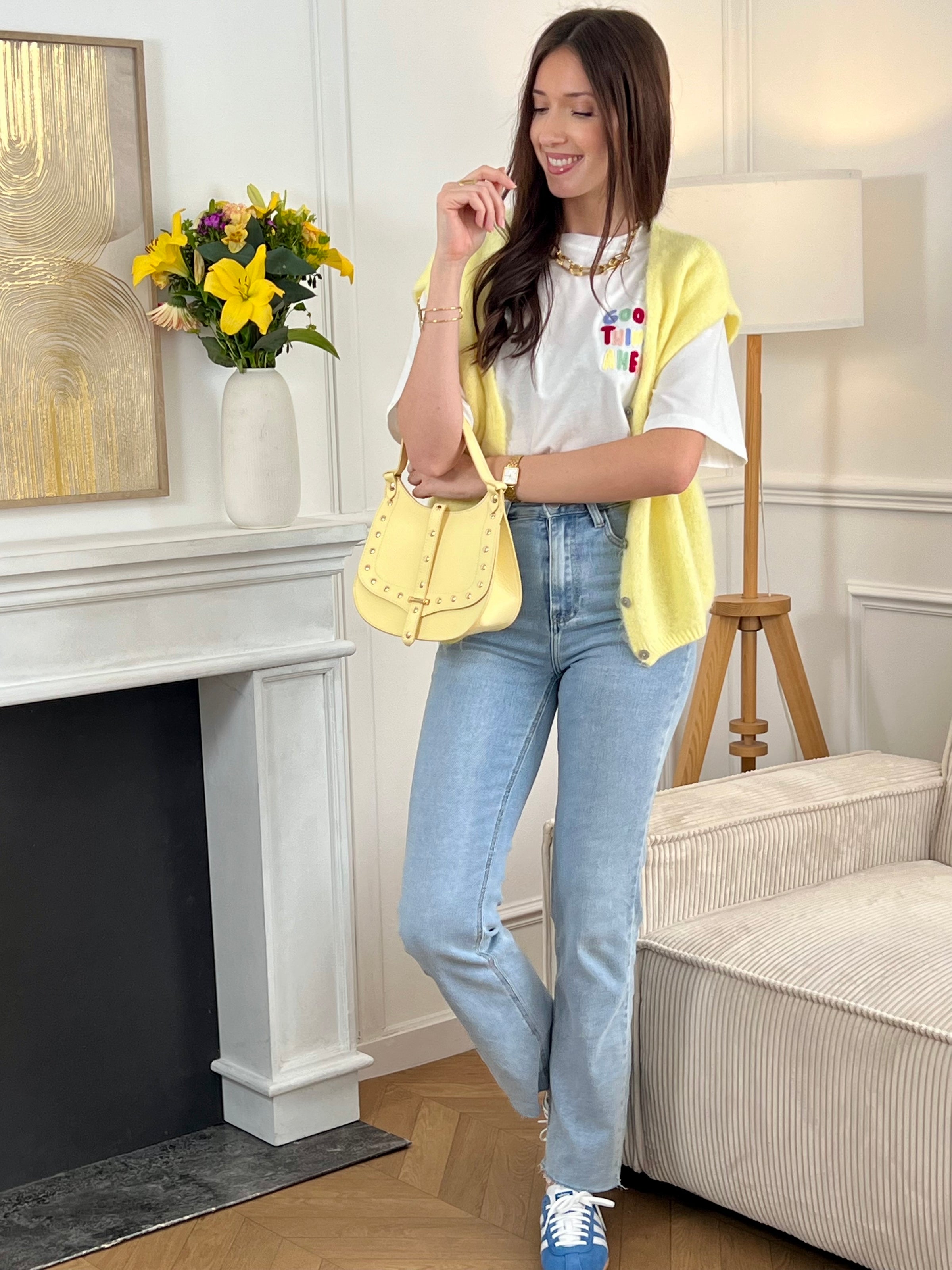 Adoptez ce gilet jaune femme sans manches, idéal pour apporter une touche lumineuse à votre tenue. Doté d’un col V et de boutons sur toute la longueur, il allie simplicité et élégance. Sa couleur jaune illumine facilement vos looks du quotidien.