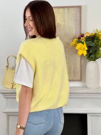 Adoptez ce gilet jaune femme sans manches, idéal pour apporter une touche lumineuse à votre tenue. Doté d’un col V et de boutons sur toute la longueur, il allie simplicité et élégance. Sa couleur jaune illumine facilement vos looks du quotidien.