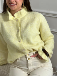 Une pièce essentielle pour sublimer votre garde-robe. Confectionné en jaune délicat, ce gilet séduira par ses détails féminins : volants gracieux aux poignets et au col, manches longues et col rond douillet. Fermé par des boutons alignés sur toute la longueur, il offre une silhouette flatteuse et élégante.&nbsp;