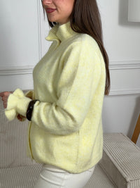 Une pièce essentielle pour sublimer votre garde-robe. Confectionné en jaune délicat, ce gilet séduira par ses détails féminins : volants gracieux aux poignets et au col, manches longues et col rond douillet. Fermé par des boutons alignés sur toute la longueur, il offre une silhouette flatteuse et élégante.&nbsp;