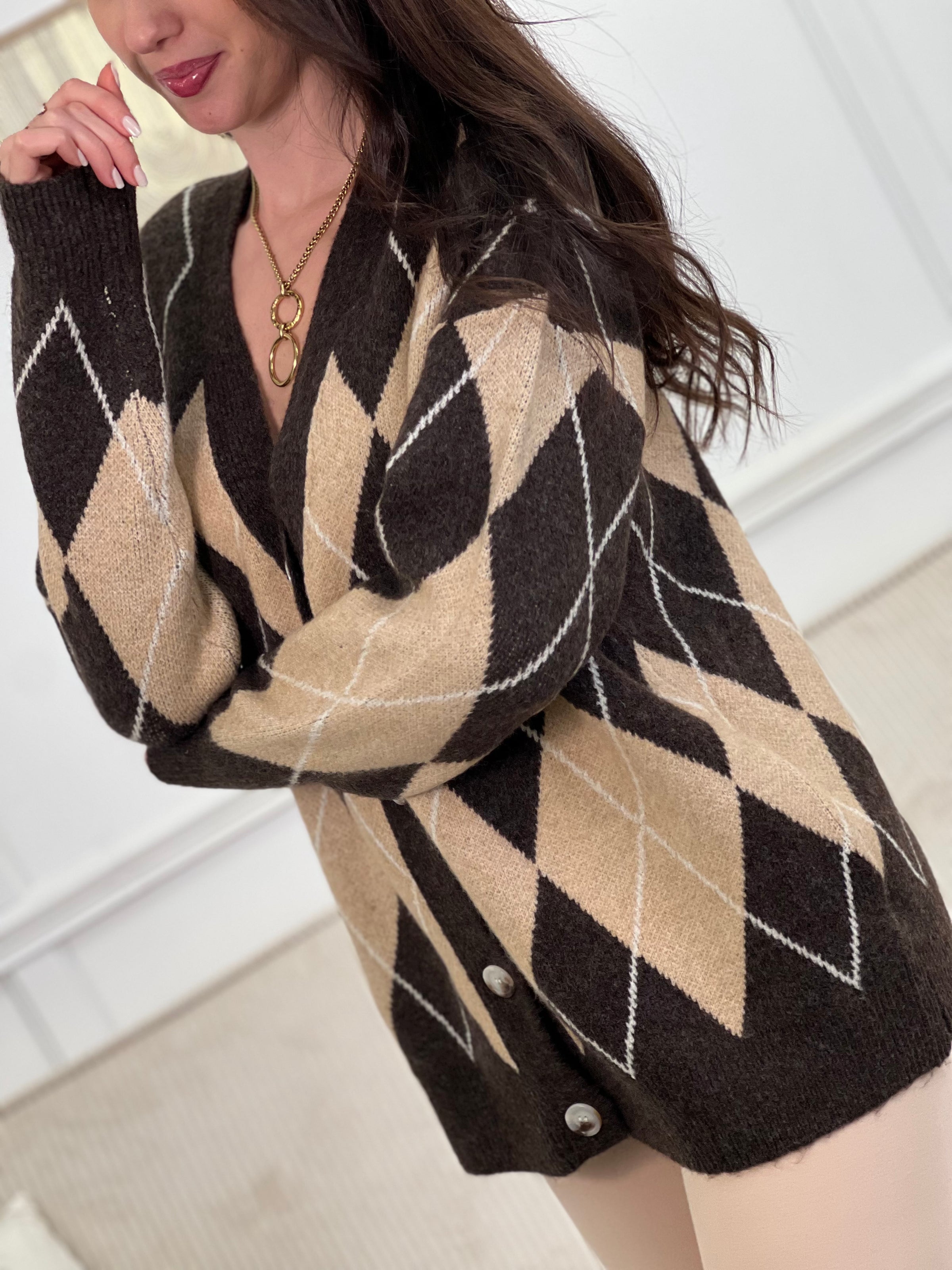 Apportez une touche de chic et de chaleur à votre tenue avec le gilet Eriana. Avec ses motifs à carreaux et ses couleurs élégantes, ce gilet à manches longues et col V ajoutera du style à vos looks. Les boutons le long de la fermeture ajoutent une touche de raffinement à ce gilet en beige et marron.