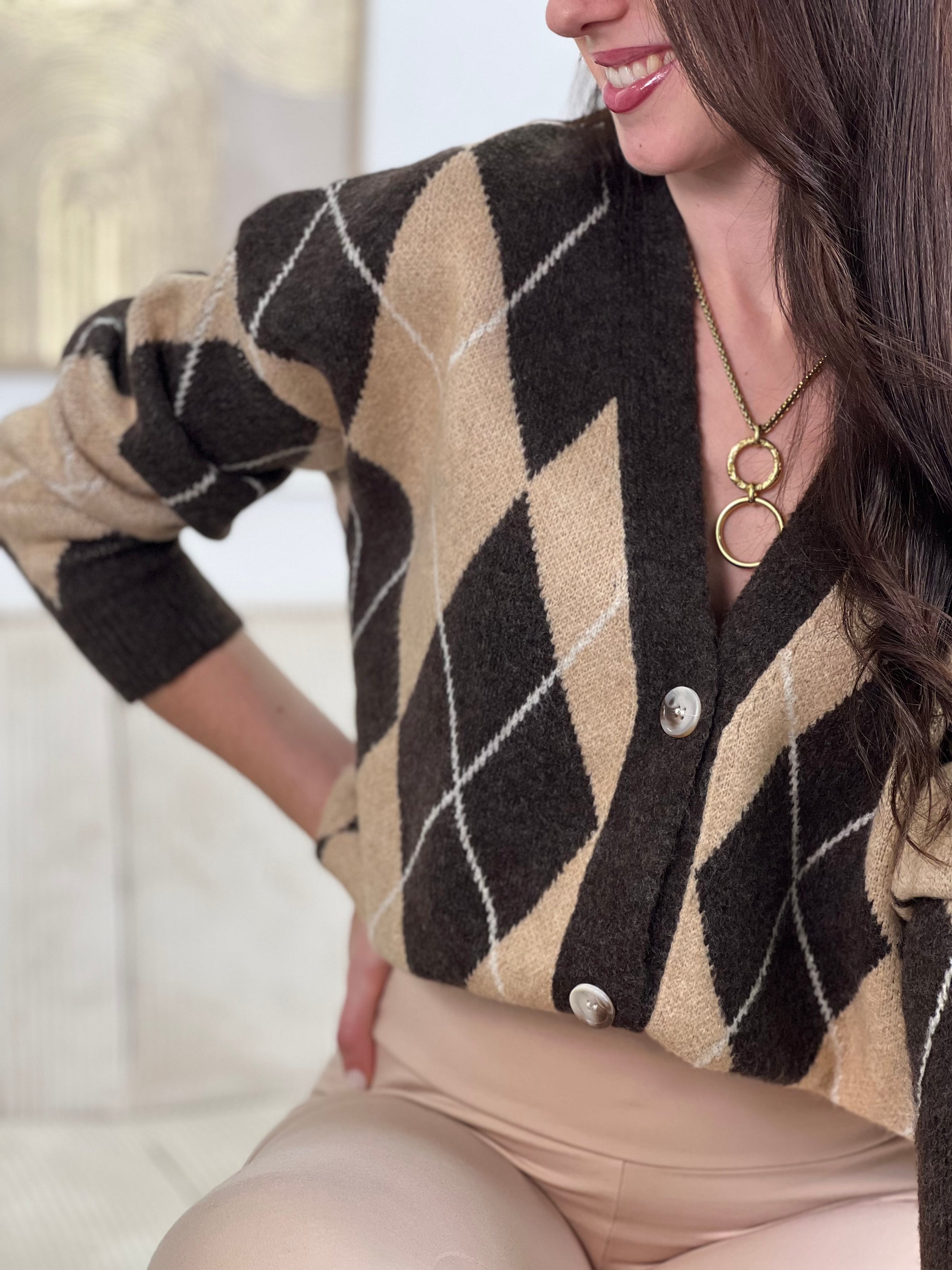 Apportez une touche de chic et de chaleur à votre tenue avec le gilet Eriana. Avec ses motifs à carreaux et ses couleurs élégantes, ce gilet à manches longues et col V ajoutera du style à vos looks. Les boutons le long de la fermeture ajoutent une touche de raffinement à ce gilet en beige et marron.