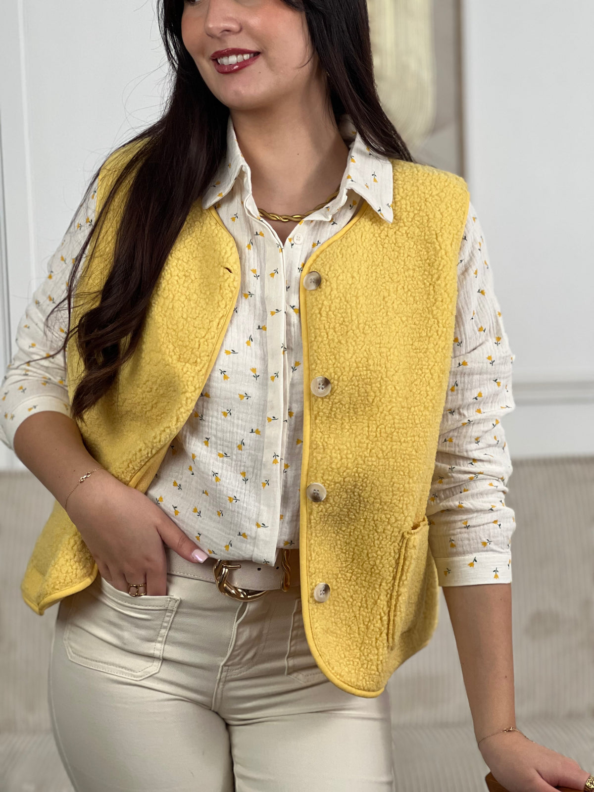 Craquez pour ce gilet sans manches en moumoute jaune, parfaite pour un look audacieux et confortable. Avec ses deux poches pratiques à l'avant et ses boutons sur toute la longueur, elle se porte facilement sur vos tenues préférées pour un style tendance et chaleureux.