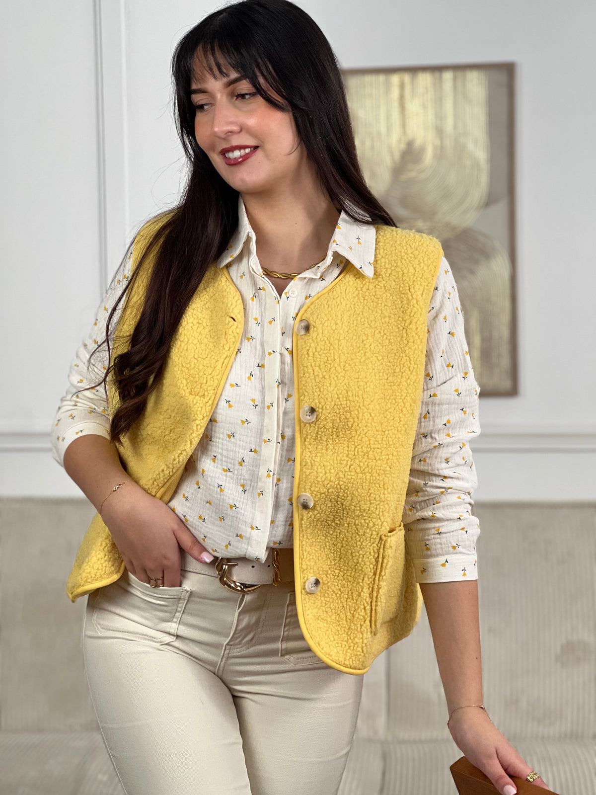 Craquez pour ce gilet sans manches en moumoute jaune, parfaite pour un look audacieux et confortable. Avec ses deux poches pratiques à l'avant et ses boutons sur toute la longueur, elle se porte facilement sur vos tenues préférées pour un style tendance et chaleureux.