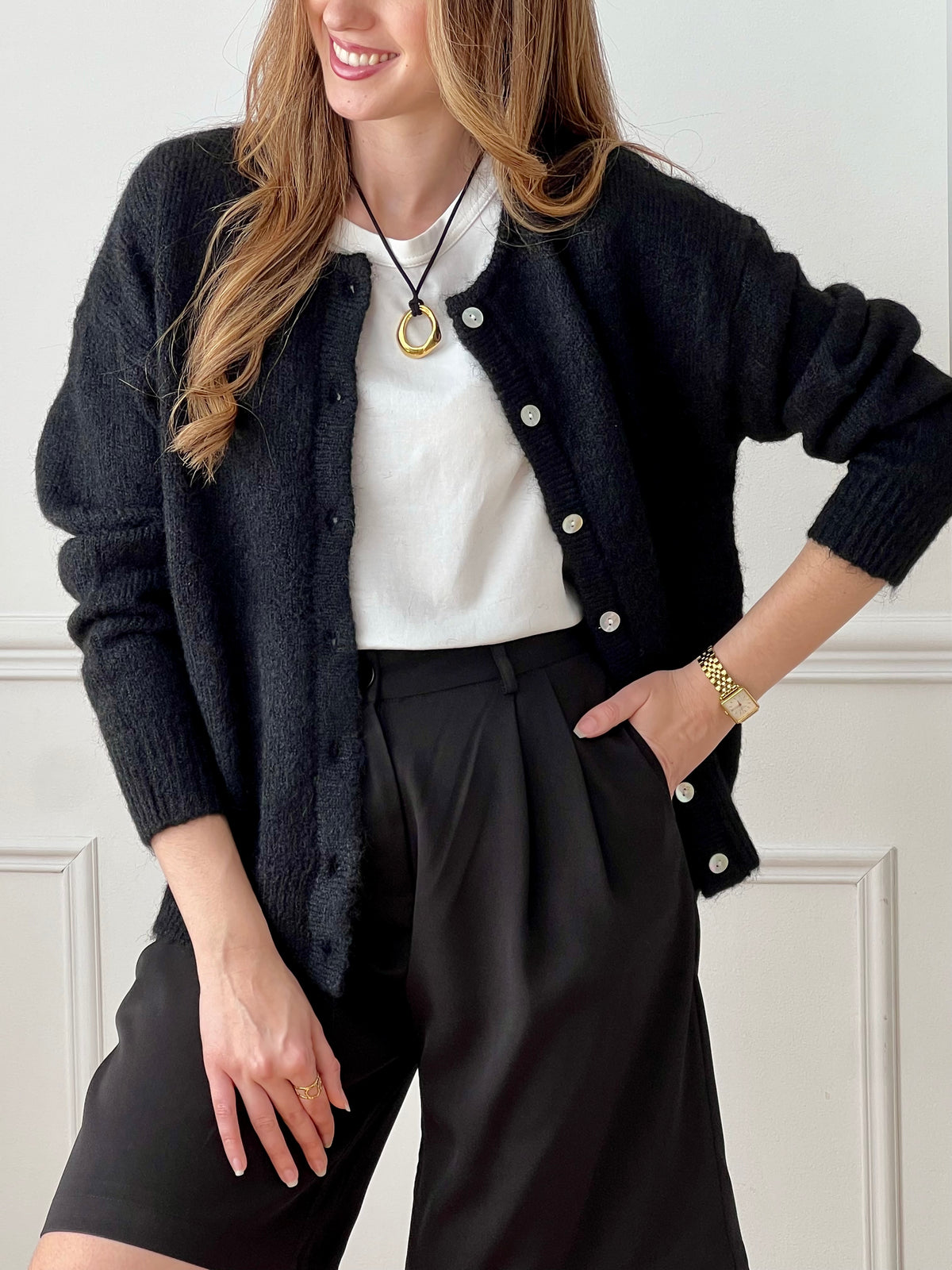 Avec son col rond et ses boutons sur la longueur, ce gilet offre une touche d'élégance à toute tenue. Restez au chaud tout en ajoutant une touche de style à votre garde-robe.