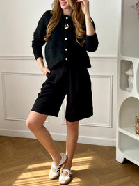 Avec son col rond et ses boutons sur la longueur, ce gilet offre une touche d'élégance à toute tenue. Restez au chaud tout en ajoutant une touche de style à votre garde-robe.