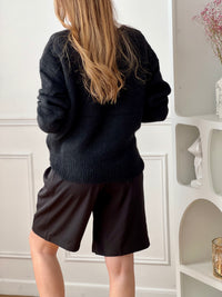Avec son col rond et ses boutons sur la longueur, ce gilet offre une touche d'élégance à toute tenue. Restez au chaud tout en ajoutant une touche de style à votre garde-robe.