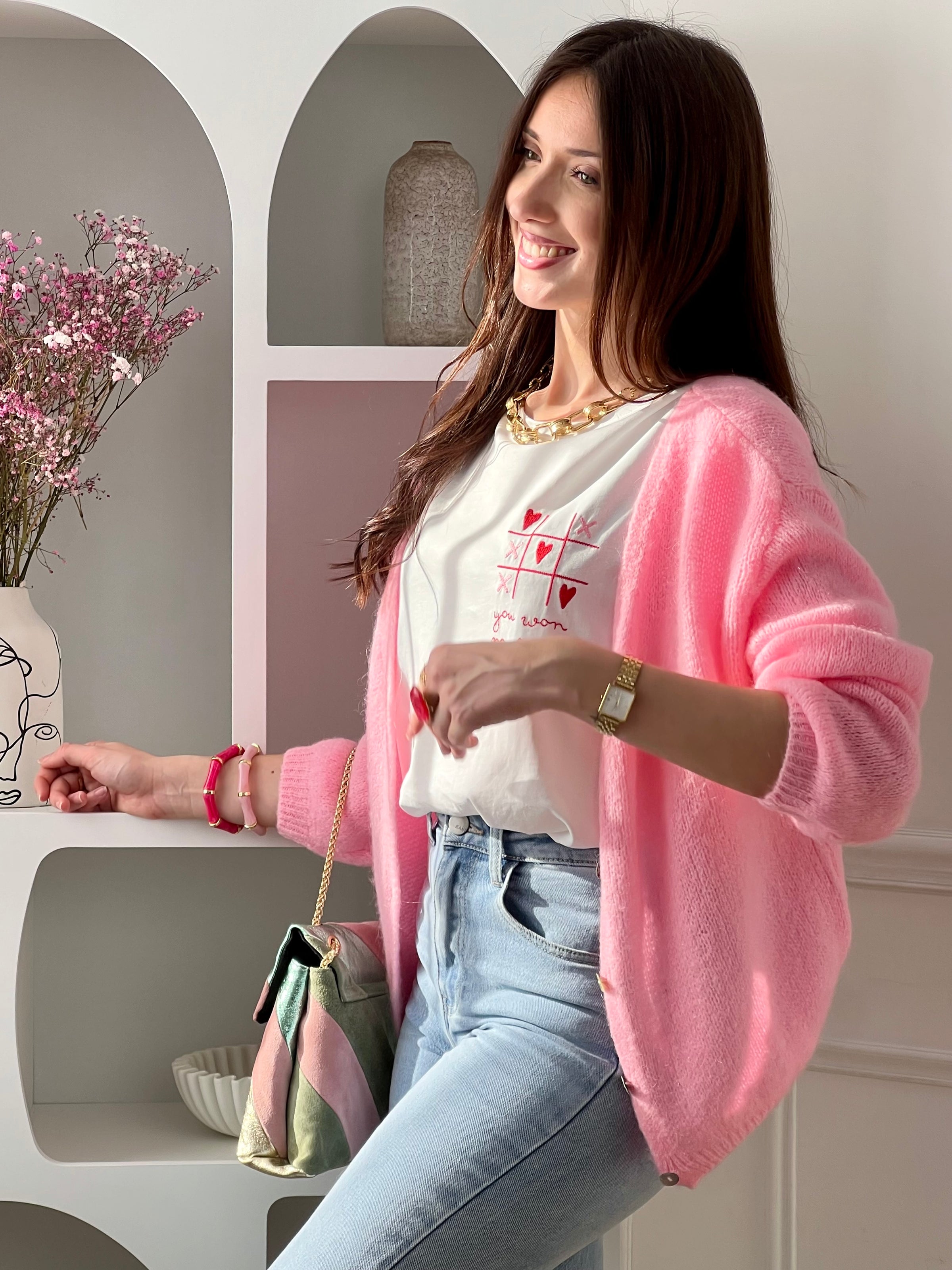 Craquez pour ce gilet rose femme à la fois doux et élégant. Doté de manches longues, d’un col V flatteur et de boutons sur toute la longueur, il est parfait pour compléter vos tenues. Sa couleur rose clair apporte une touche lumineuse et féminine à votre look.