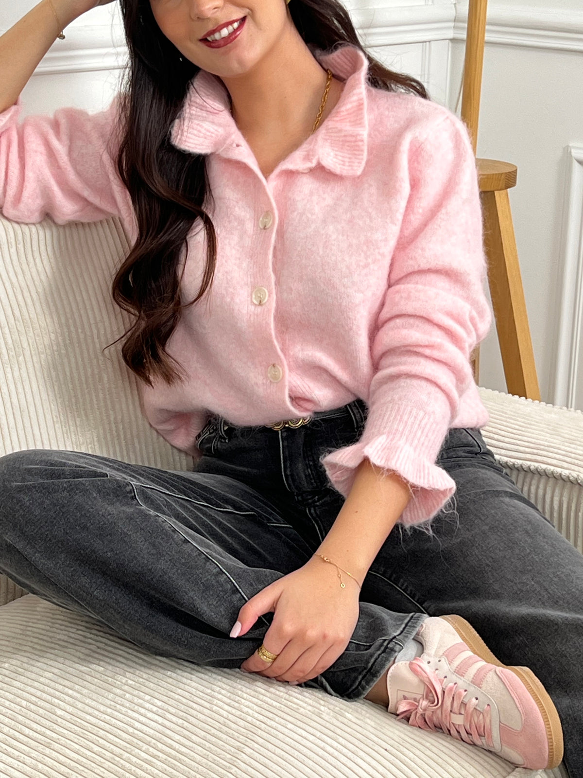 Une pièce essentielle pour sublimer votre garde-robe. Confectionné en rose délicat, ce gilet séduira par ses détails féminins : volants gracieux aux poignets et au col, manches longues et col rond douillet. Fermé par des boutons alignés sur toute la longueur, il offre une silhouette flatteuse et élégante.&nbsp;