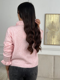 Une pièce essentielle pour sublimer votre garde-robe. Confectionné en rose délicat, ce gilet séduira par ses détails féminins : volants gracieux aux poignets et au col, manches longues et col rond douillet. Fermé par des boutons alignés sur toute la longueur, il offre une silhouette flatteuse et élégante.&nbsp;