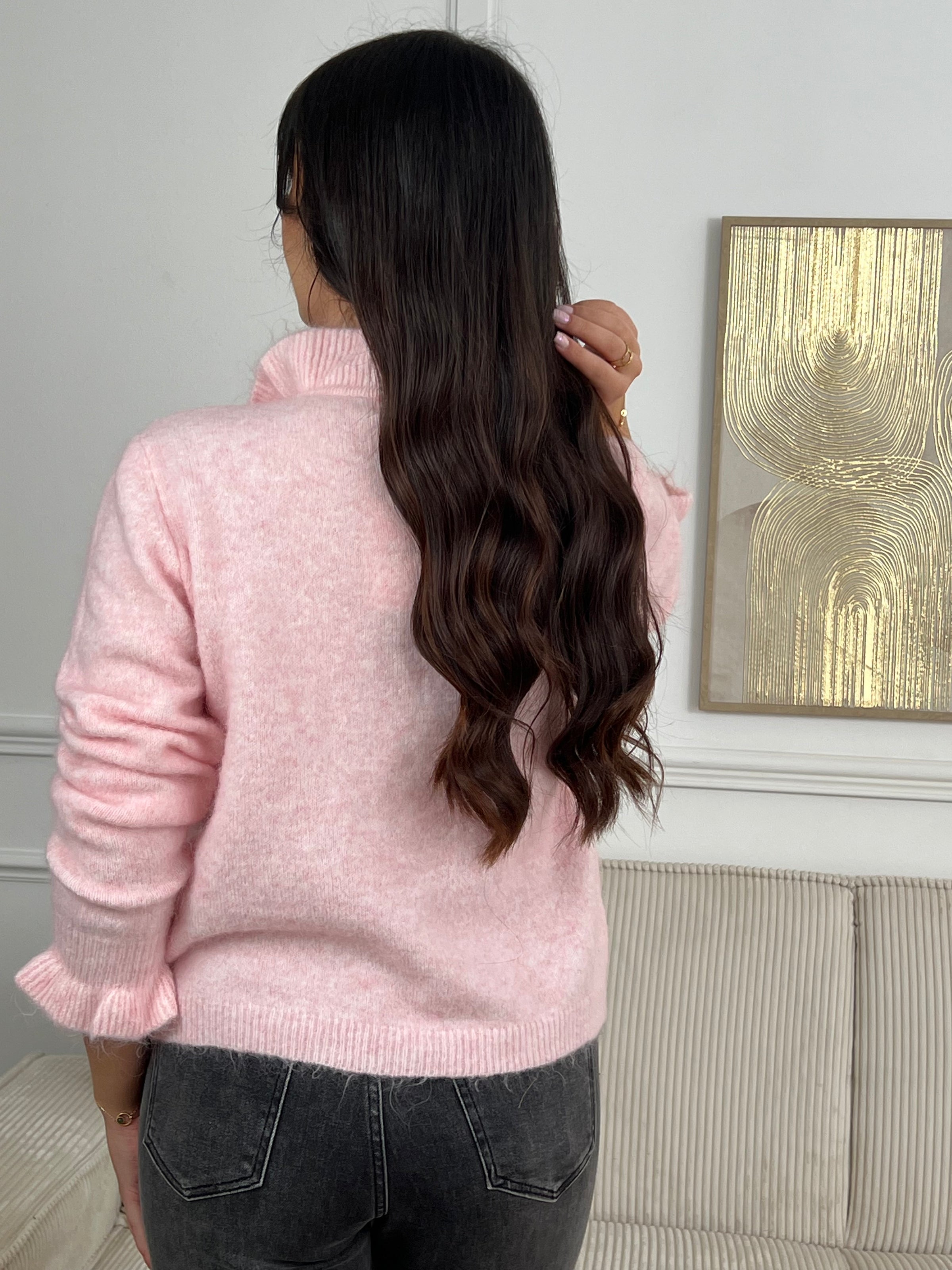 Une pièce essentielle pour sublimer votre garde-robe. Confectionné en rose délicat, ce gilet séduira par ses détails féminins : volants gracieux aux poignets et au col, manches longues et col rond douillet. Fermé par des boutons alignés sur toute la longueur, il offre une silhouette flatteuse et élégante.&nbsp;