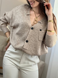 Le gilet Anatole en taupe est l'allié parfait de votre dressing. Avec son col V flatteuse, ses manches longues et ses boutons noirs alignés sur toute la longueur, il combine élégance et style. Les petits passants décoratifs finalisent ce basique intemporel à porter sans modération.