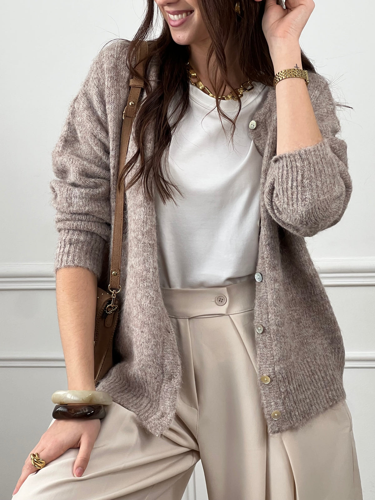 Avec son col rond et ses boutons sur la longueur, ce gilet offre une touche d'élégance à toute tenue. Restez au chaud tout en ajoutant une touche de style à votre garde-robe.