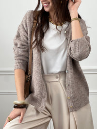 Avec son col rond et ses boutons sur la longueur, ce gilet offre une touche d'élégance à toute tenue. Restez au chaud tout en ajoutant une touche de style à votre garde-robe.