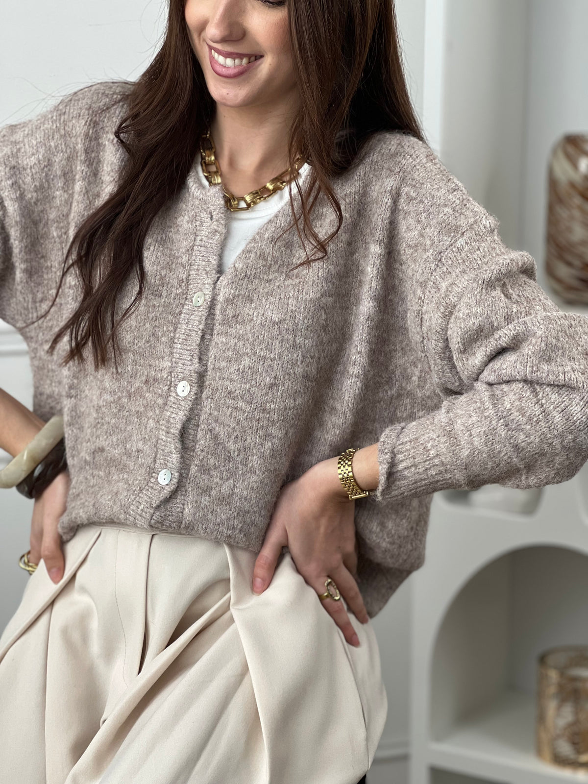 Avec son col rond et ses boutons sur la longueur, ce gilet offre une touche d'élégance à toute tenue. Restez au chaud tout en ajoutant une touche de style à votre garde-robe.