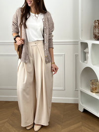 Avec son col rond et ses boutons sur la longueur, ce gilet offre une touche d'élégance à toute tenue. Restez au chaud tout en ajoutant une touche de style à votre garde-robe.