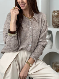 Avec son col rond et ses boutons sur la longueur, ce gilet offre une touche d'élégance à toute tenue. Restez au chaud tout en ajoutant une touche de style à votre garde-robe.