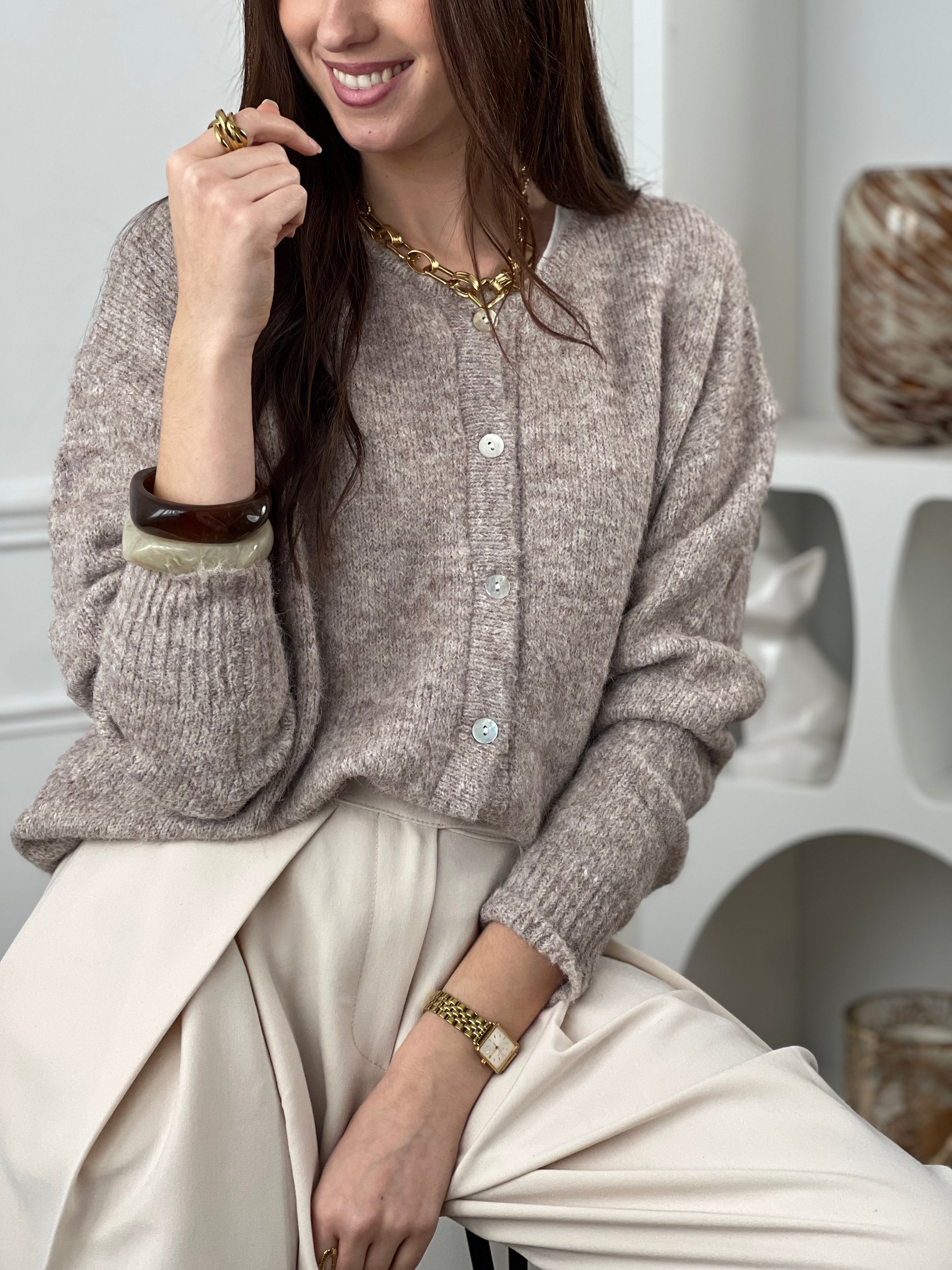 Avec son col rond et ses boutons sur la longueur, ce gilet offre une touche d'élégance à toute tenue. Restez au chaud tout en ajoutant une touche de style à votre garde-robe.