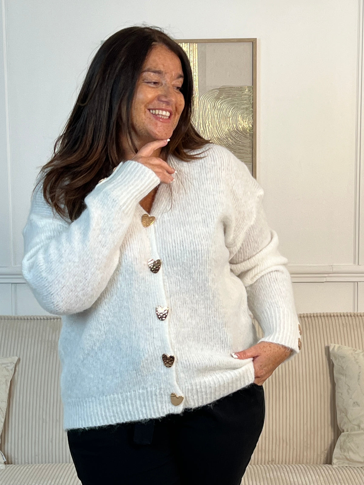 Découvrez le gilet Albane, une pièce incontournable pour sublimer votre silhouette. Confectionné en écru délicat, ce gilet grande taille séduira par ses détails raffinés : manches longues, col V élégant et boutons cœurs dorés qui ornent toute la longueur ainsi que les poignets.